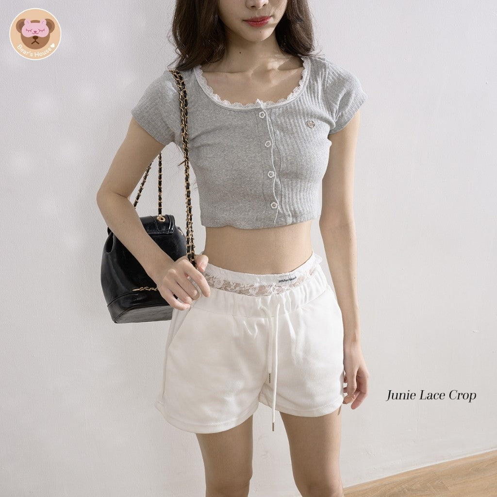 Junie Lace Crop เสื้อครอปเเขนสั้น เเต่งขอบลูกไม้ ดีเทลเเต่งอะไหล่เงินเป็นทรงเบสิค เเมทง่าย