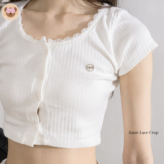 Junie Lace Crop เสื้อครอปเเขนสั้น เเต่งขอบลูกไม้ ดีเทลเเต่งอะไหล่เงินเป็นทรงเบสิค เเมทง่าย