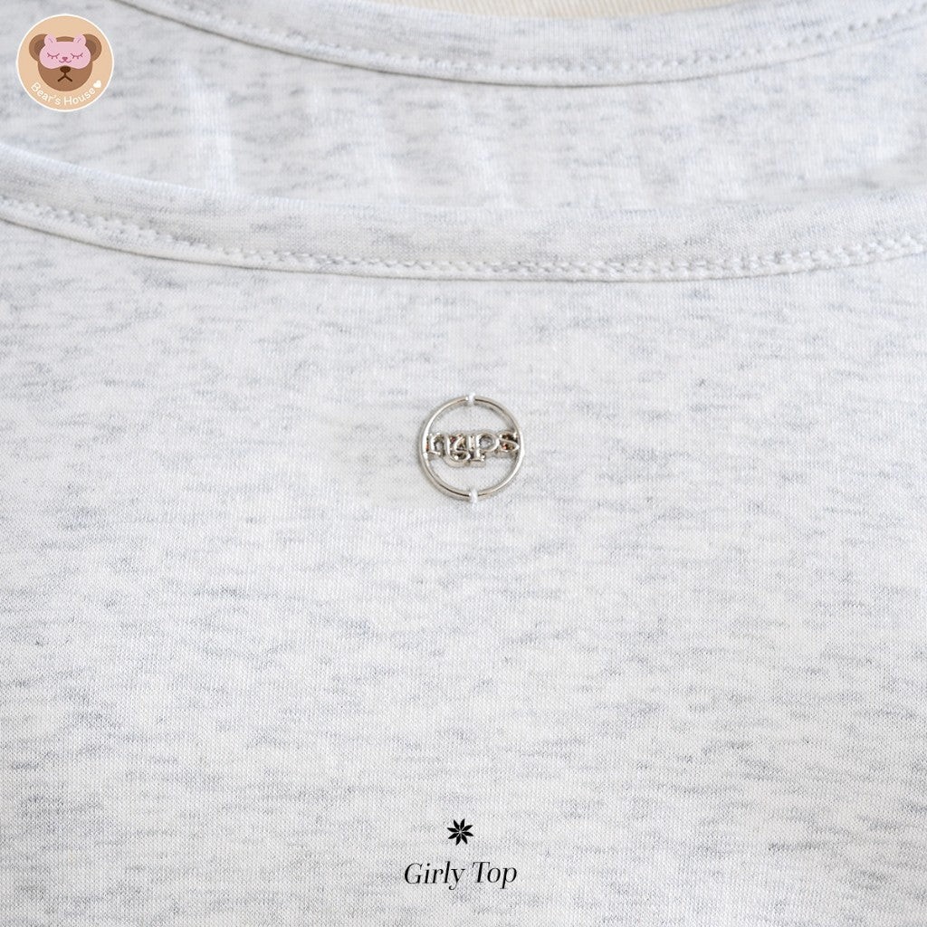 Girly Top เสื้อครอปสายเดี่ยว เเต่งอะไหล่เงิน ดีเทลปักโลโก้ด้านล่างขวา ทรงสวย รุ่นนี้น่ารัก