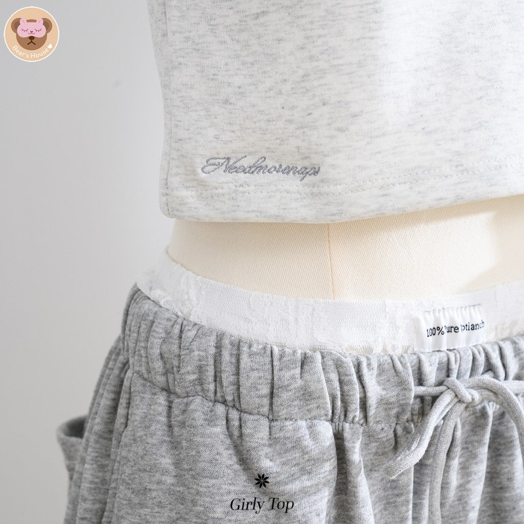 Girly Top เสื้อครอปสายเดี่ยว เเต่งอะไหล่เงิน ดีเทลปักโลโก้ด้านล่างขวา ทรงสวย รุ่นนี้น่ารัก